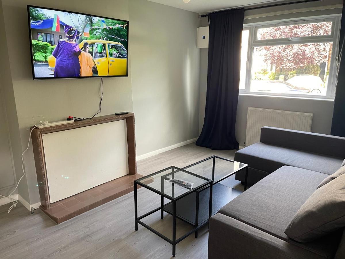 Entire Lovely 2 Bedroom With Private Garden & Free Street Parking Apartament Londra