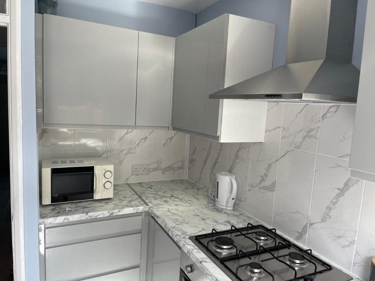 Apartament Entire Lovely 2 Bedroom With Private Garden & Free Street Parking Londra