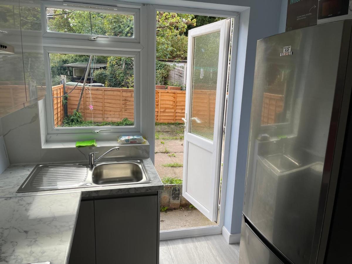 Entire Lovely 2 Bedroom With Private Garden & Free Street Parking Londra