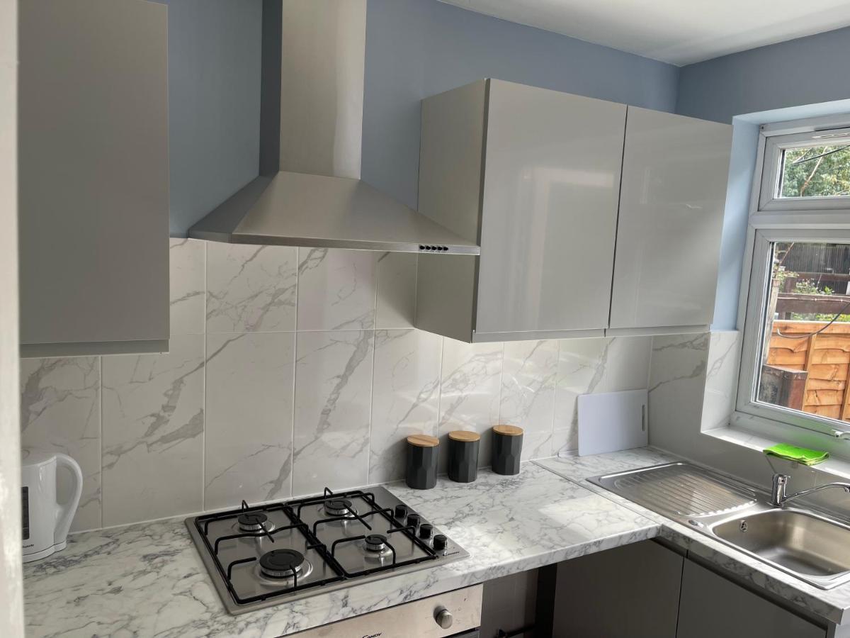 Entire Lovely 2 Bedroom With Private Garden & Free Street Parking * Londra