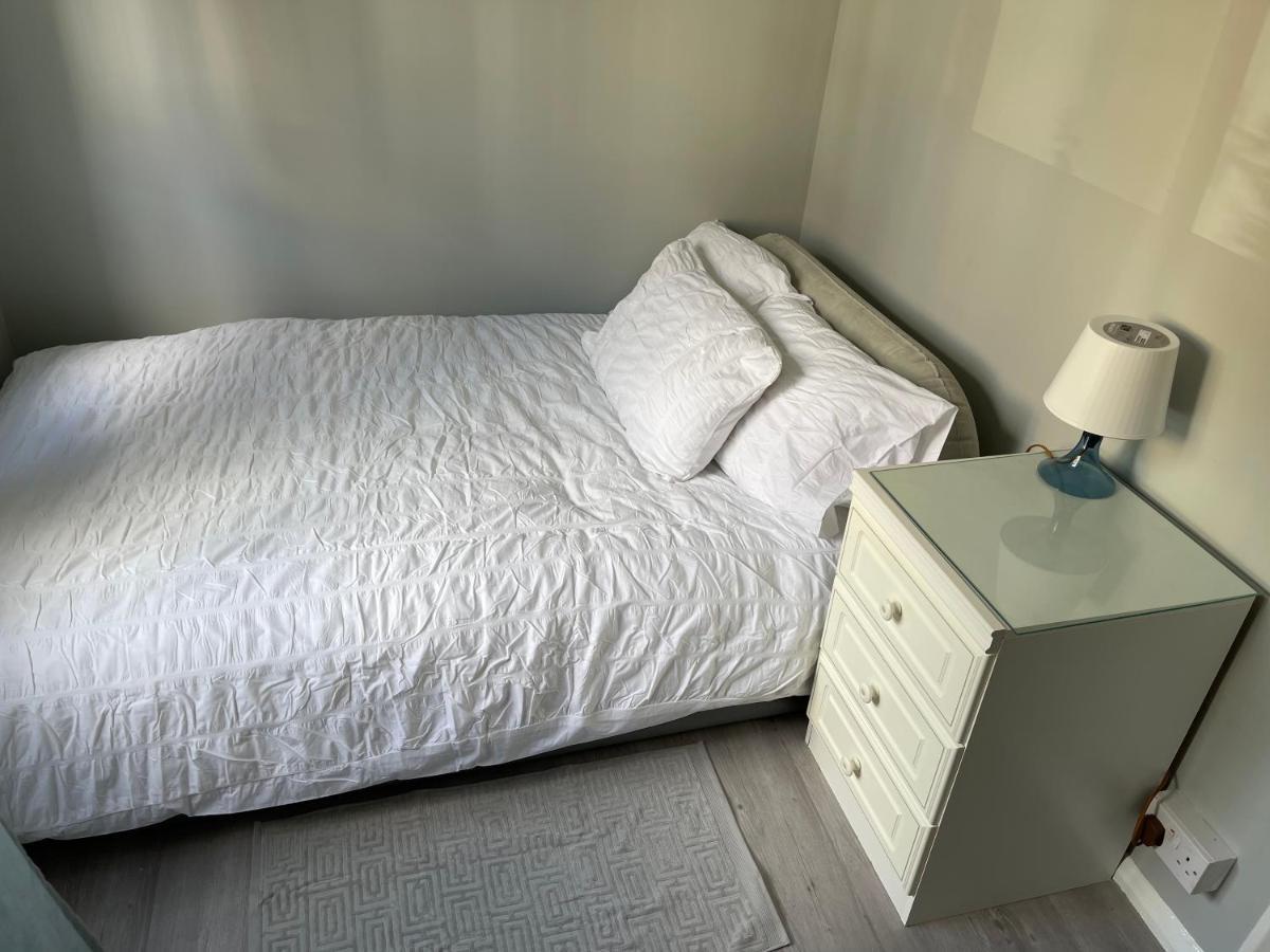 Entire Lovely 2 Bedroom With Private Garden & Free Street Parking * Londra