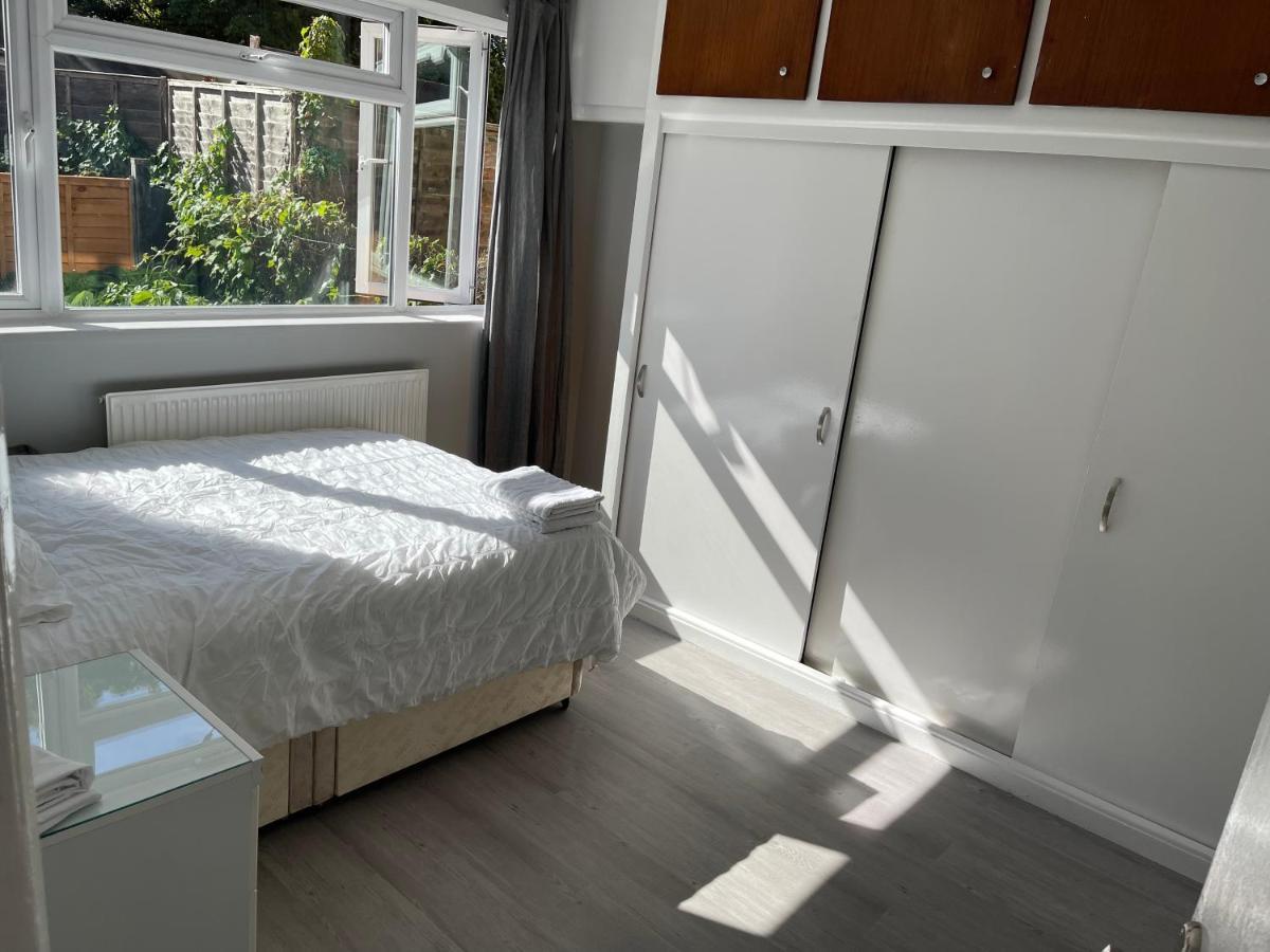 Apartament Entire Lovely 2 Bedroom With Private Garden & Free Street Parking