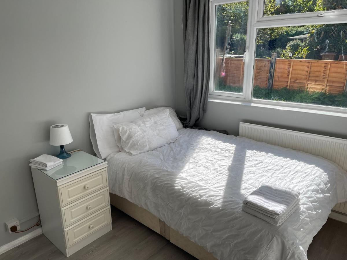 Apartament Entire Lovely 2 Bedroom With Private Garden & Free Street Parking Londra